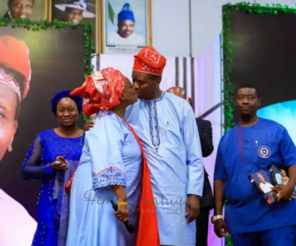 Rare Photo Of Pastor Adeboye Publicly Kissing His Wife, Foluke